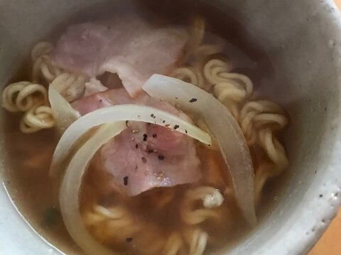 ベーコンと玉ねぎのニンニク醤油ラーメン